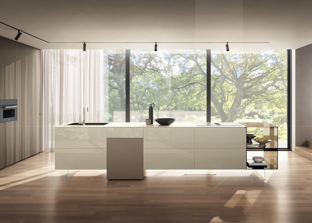 Cucina con isola bianca in vetro Lago