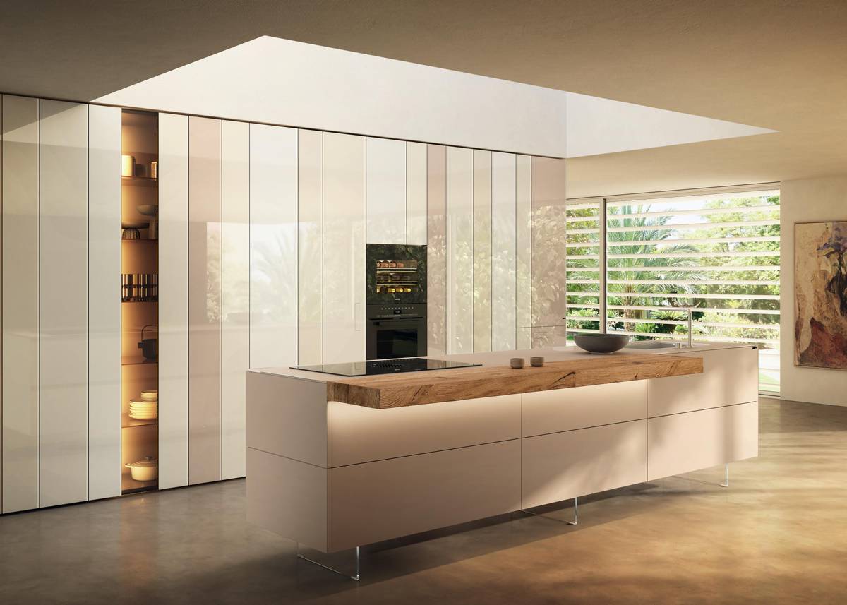 Cucina con isola e piano snack in legno Lago